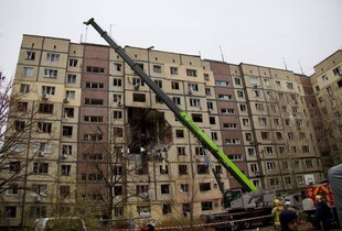 У Дніпрі чоловік чекає, поки з-під завалів дістануть його брата (відео)