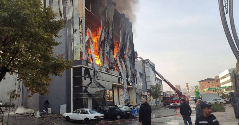 У Туреччині під час пожежі на парфумерній фабриці загинуло шестеро людей (відео)