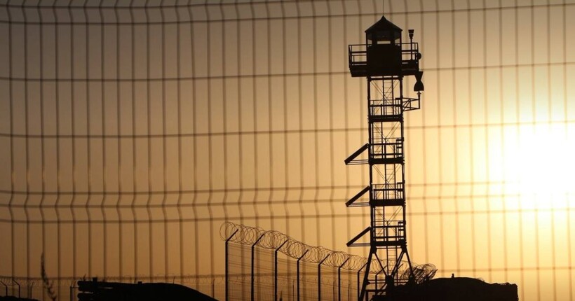 На кордоні тимчасово неможливі вʼїзд і виїзд з України: що сталося