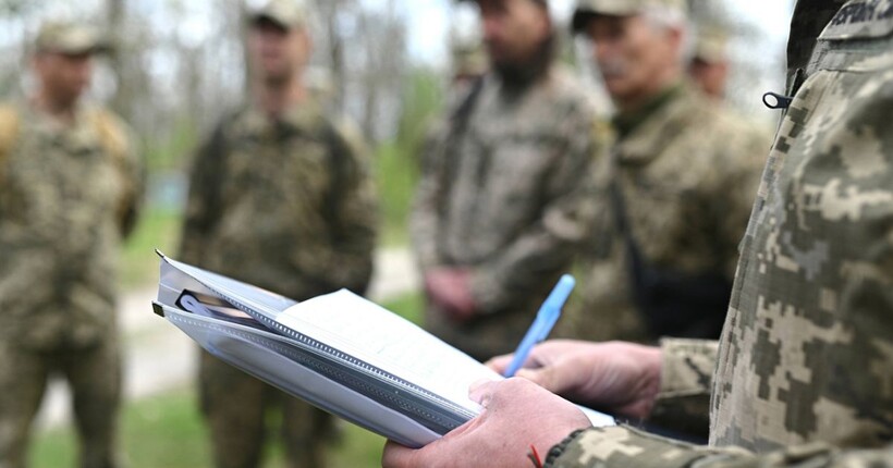 У Тернополі п'яний чоловік випав із будівлі ТЦК під час спроби втекти