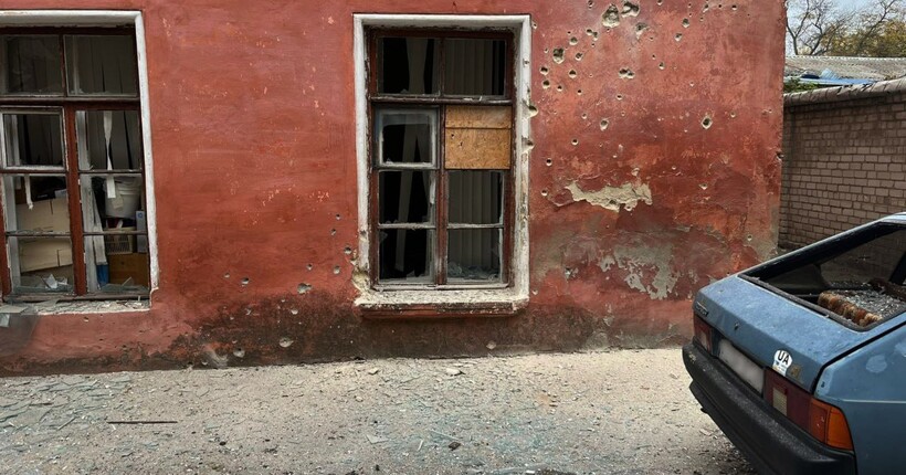 Росіяни вдарили по центру Херсону: пошкоджено місцевий медзаклад