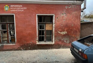 Росіяни вдарили по центру Херсону: пошкоджено місцевий медзаклад