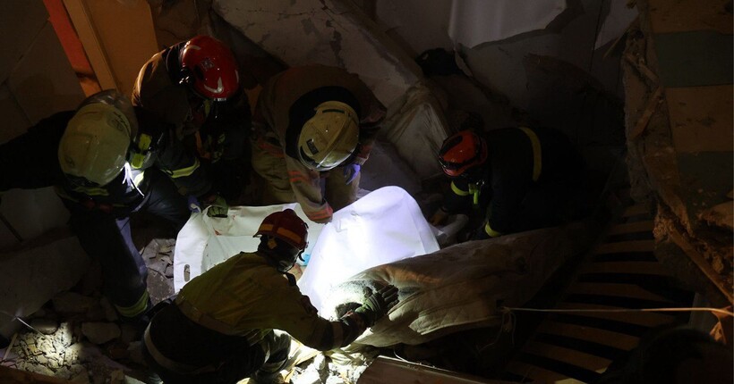 У Дніпрі рятувальники дістали з-під завалів багатоповерхівки тіло чоловіка - ДСНС