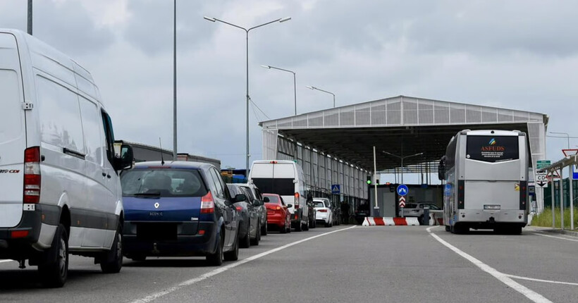 На кордоні у черзі стоять сотні автівок через збій в системі митниці – Демченко