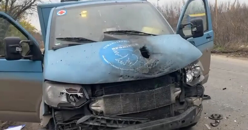 Російський дрон атакував авто з волонтерами та іноземними журналістами на Донеччині
