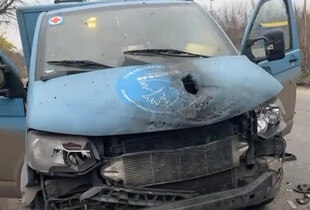 Російський дрон атакував авто з волонтерами та іноземними журналістами на Донеччині