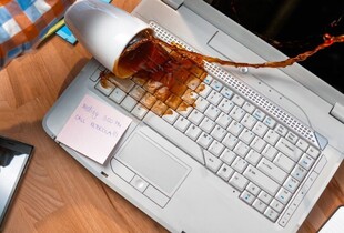 Що робити, якщо пролили воду чи каву на клавіатуру