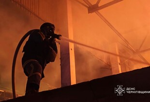 Окупанти атакували підпирємство на Чернігівщині: спалахнула пожежа (фото)