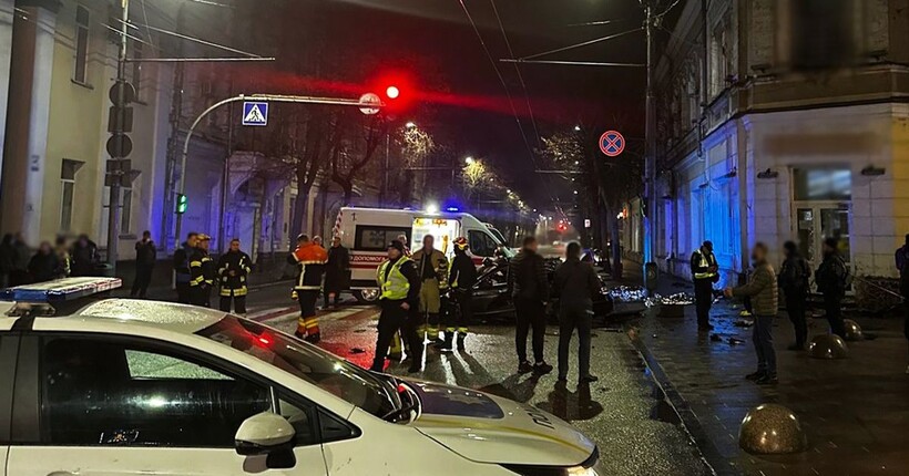 Іноземець з трьома неповнолітніми дівчатами у салоні врізався у будинок в центрі Житомира: є загиблі