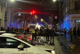 Іноземець з трьома неповнолітніми дівчатами у салоні врізався у будинок в центрі Житомира: є загиблі