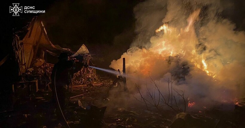 Армія рф вдарила по житловому сектору на Сумщині: спалахнула пожежа (фото)