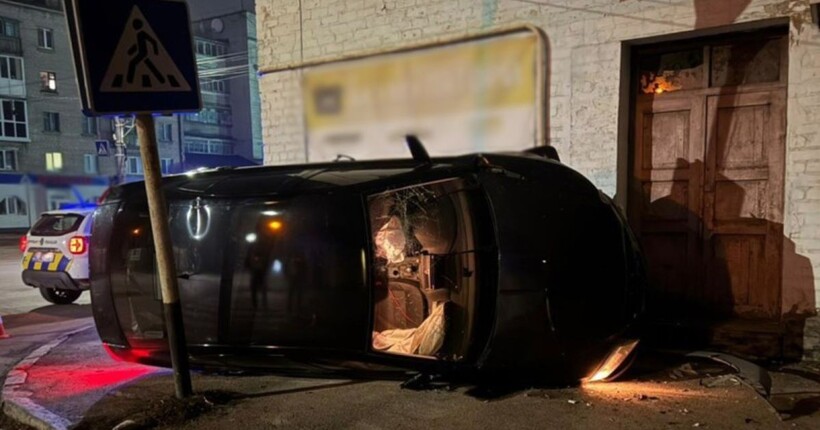Перекинувся і вилетів на тротуар: у Житомирі водій з 2,0 проміле алкоголю здійснив ДТП