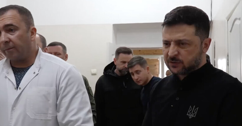 Зеленський відвідав лікарню у Херсоні: під час візиту лідер поспілкувався з пацієнтами та лікаряма (відео)