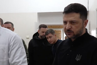 Зеленський відвідав лікарню у Херсоні: під час візиту лідер поспілкувався з пацієнтами та лікаряма (відео)