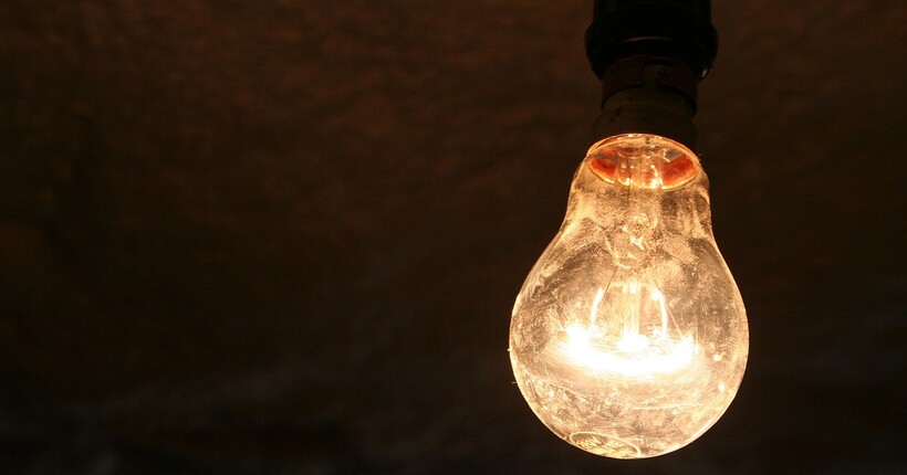 В Україні 12 листопада продовжать графіки відключення світла: скільки буде черг