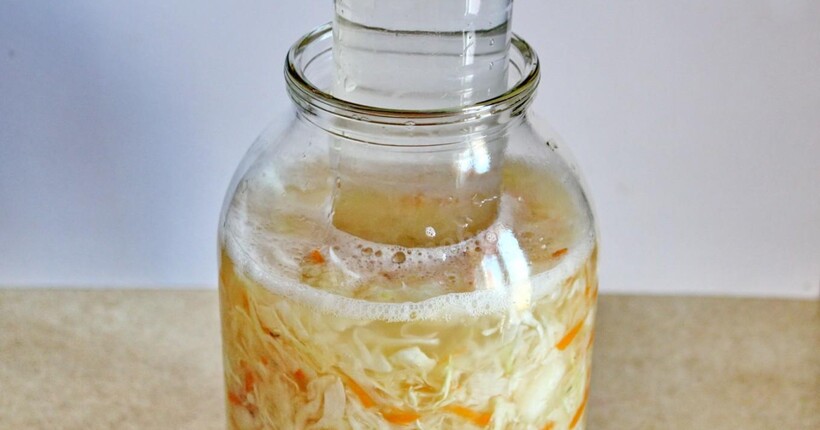 Викидати чи варити - що робити, якщо квашена капуста помутніла в банках