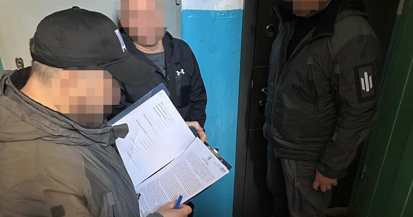 У Херсоні ДБР викрило правоохоронця, який за хабарі допомагав отримувати водійські права