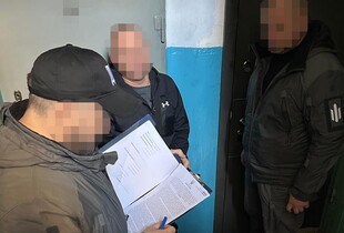 У Херсоні ДБР викрило правоохоронця, який за хабарі допомагав отримувати водійські права