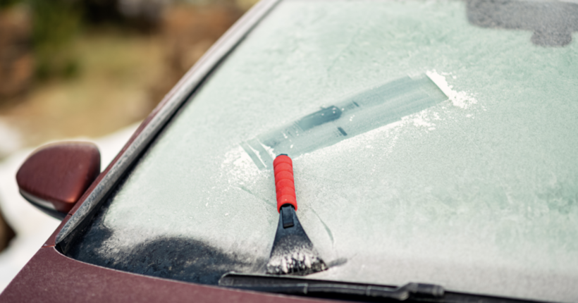 Цей спосіб розморозки скла може зіпсувати авто: що не варто використовувати за жодних обставин