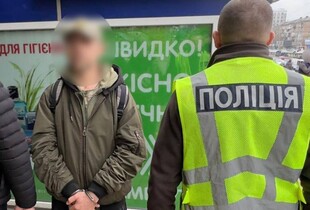 У Києві багатодітний батько за $4 000 пропонував перевезти чоловіка в багажнику буса до Румунії