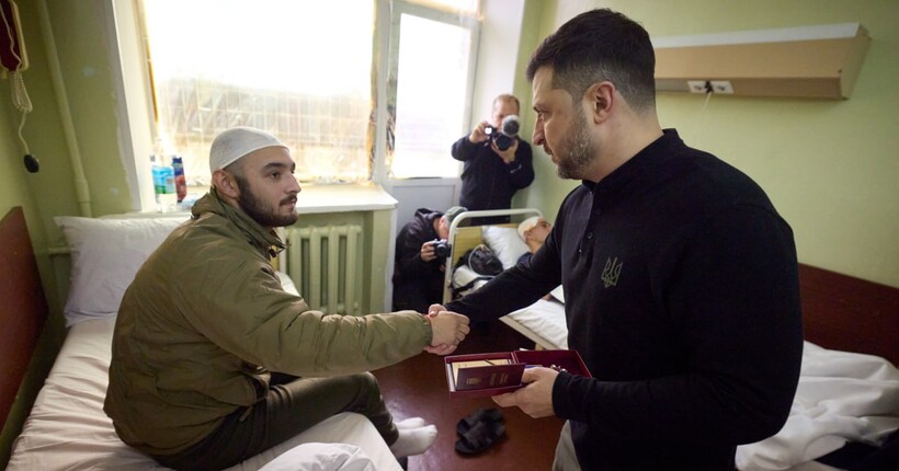 Зеленський відвідав поранених захисників у лікарні Запоріжжя (фото)