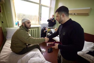 Зеленський відвідав поранених захисників у лікарні Запоріжжя (фото)