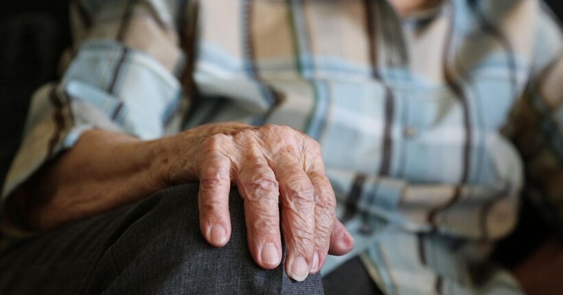 На Житомирщині знайома ошукала пенсіонерку на 68 000 грн кредитних коштів: подробиці