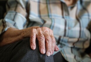 На Житомирщині знайома ошукала пенсіонерку на 68 000 грн кредитних коштів: подробиці