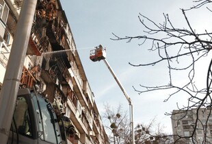 В ДСНС показали кадри з ліквідації наслідків атаки російського ударного дрона по дев'ятиповерхівці у Деснянському районі Києва (фото)