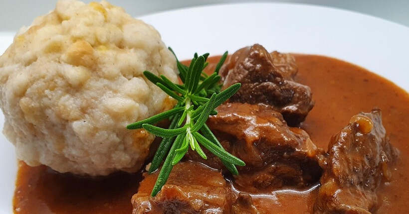 Домашній гуляш-підлива - універсальний соус до будь-якого гарніру