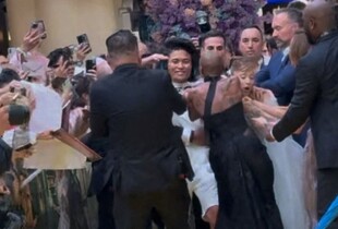 На Аріану Гранде стрибнув фанат під час прем'єри фільму у Сінгапурі (відео)