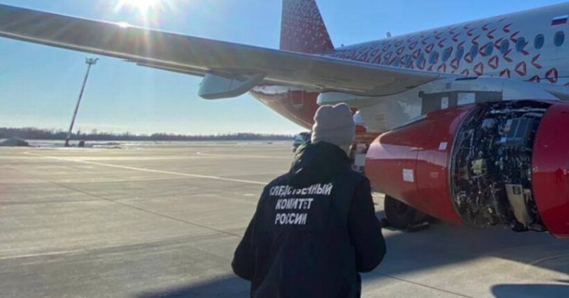 В росії екстрено посадили пасажирський літак, з якого прямо в небі стала відпадати обшивка
