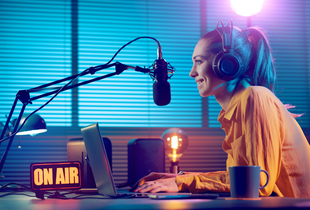 День працівників радіо, телебачення та зв’язку 2025 – найкращі картинки та привітання 