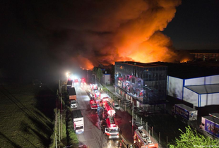 Потужні вибухи та масштабна пожежа під Буенос-Айресом: щонайменше 15 постраждалих