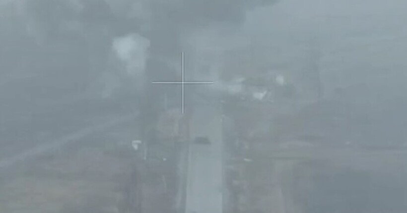 ДШВ перерізали шлях окупантам на Покровськ: дорогу зруйновано авіаударом (відео)