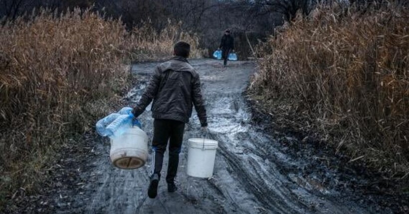 Гуманітарний колапс на Луганщині: окупанти штрафують людей за воду злиту з крижаних батарей
