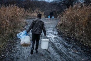 Гуманітарний колапс на Луганщині: окупанти штрафують людей за воду злиту з крижаних батарей