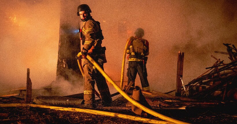 Рятувальники загасили масштабну пожежу після обстрілу на Сумщині, постраждала одна людина