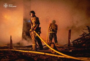 Рятувальники загасили масштабну пожежу після обстрілу на Сумщині, постраждала одна людина