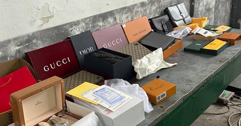 На Львівщині митники викрили мікроавтобус із незаконним вантажем брендових товарів