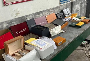 На Львівщині митники викрили мікроавтобус із незаконним вантажем брендових товарів