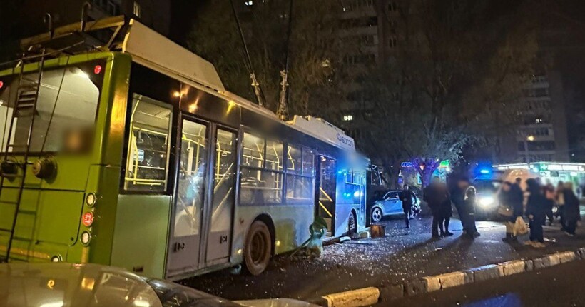 У Харкові тролейбус з’їхав з дороги та врізався в зупинку: подробиці ДТП