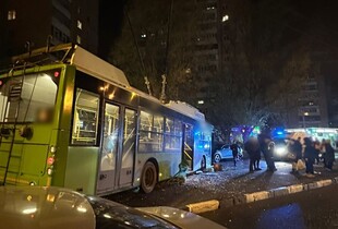 У Харкові тролейбус з’їхав з дороги та врізався в зупинку: подробиці ДТП