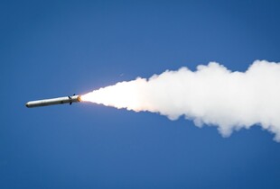 В НАТО дали відповідь, чому не збивають російські ракети чи дрони над Україною