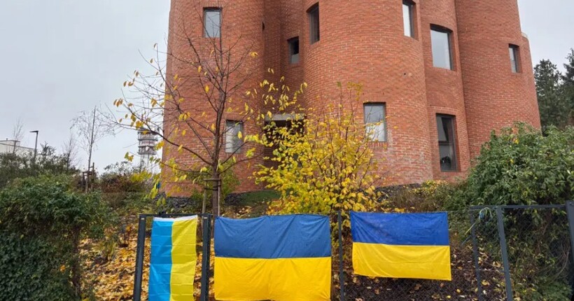 Прапори України з'явились біля дому Окамури, який зняв український символ з парламенту Чехії