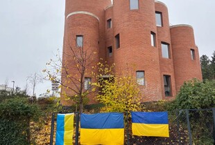 Прапори України з'явились біля дому Окамури, який зняв український символ з парламенту Чехії