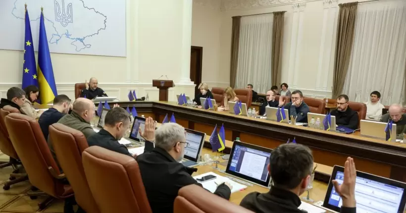 Кабмін остаточно заборонив українським чиновникам виїзд за кордон без поважних причин