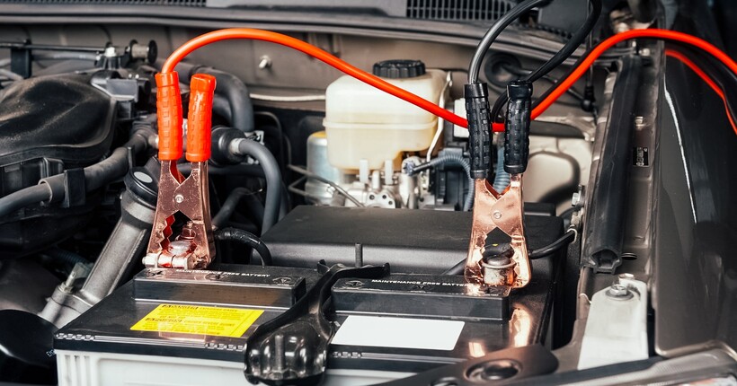 Чи можна заряджати акумулятор без зняття клем: думка фахівців