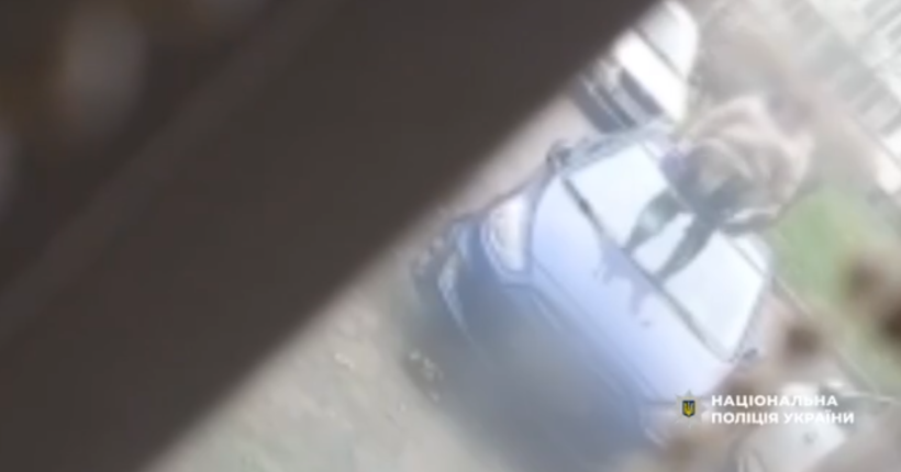 Виліз на дах авто та почав бити по лобовому склу ногами - у Києві затримано хулігана