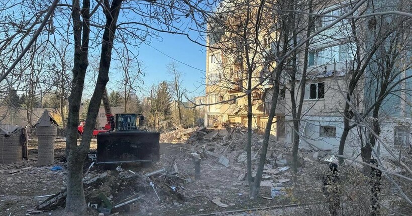 Удар по багатоповерхівці у Тернополі: з-під завалів дістали живого постраждалого (відео)